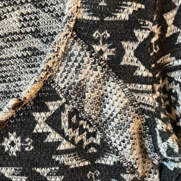 Almost Famous 3/4 sleeve top Size L - Picture 5 of 7